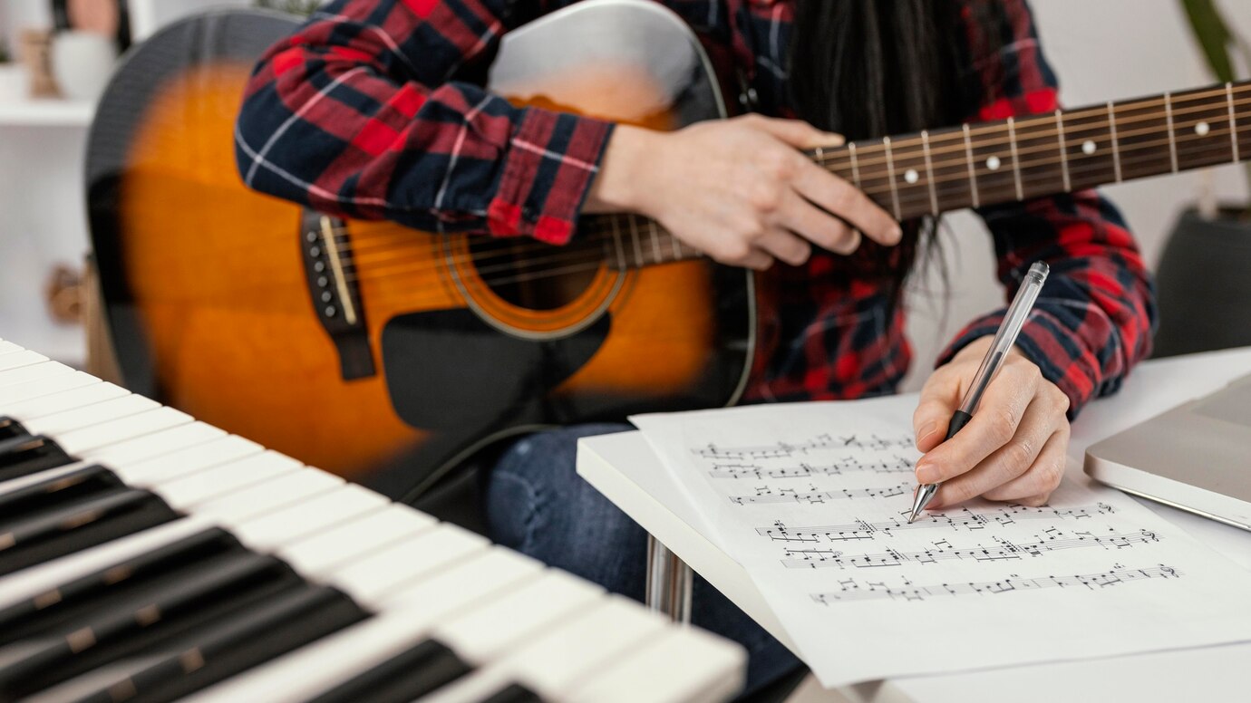 Estudiante en clase individual de piano clásico en academia de música en Valencia