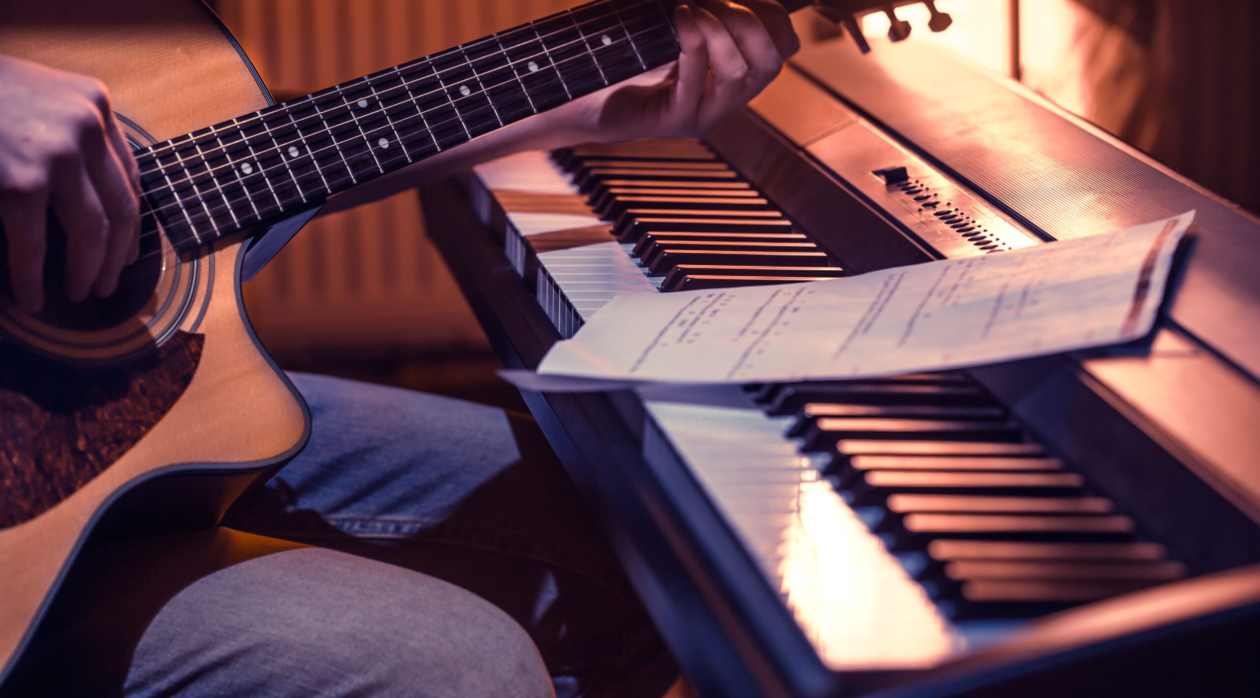 Alumnos de diferentes edades participando en una sesión de música grupal integrada